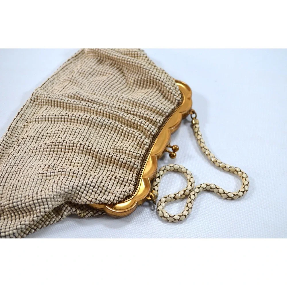 Vintage Whiting & Davis Cream Color Metal‎ Mesh Chainmail Coin Purse Kiss Lock